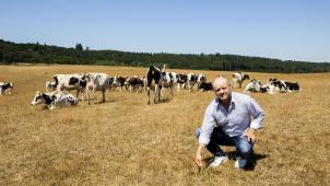 «A cause de la sécheresse, j’ai 20% de rendement en moins pour le moment. Les vaches ont moins à manger dans les prés et supportent mal les fortes chaleurs, donc il y a inévitablement une baisse de la production», explique Benoît Landrecy, président de La Laiterie des Ardennes.