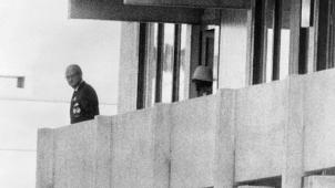 Un membre du commando palestinien photographié au balcon de l’immeuble où les athlètes israéliens sont retenus en otage.