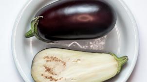 Pour bénéficier des antioxydants de l’aubergine, mieux vaut la déguster avec sa peau.