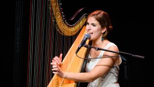 Pia Salvia, la grâce de la harpe.