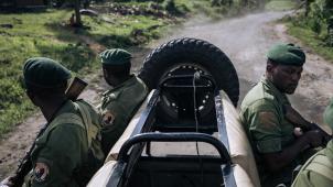 Des gardes du parc national des Virunga circulent sur la route reliant Rutshuru, dans l