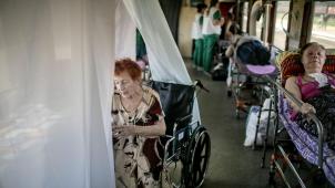 Dans le train qui part chaque jour de Pokrovsk, MSF prend soin de civils âgés évacués des hôpitaux de Sloviansk et Kramatorsk.