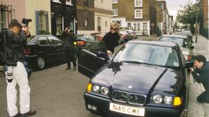 Diana entourée par des paparazzi alors qu’elle monte dans sa voiture à Londres vers 1996.