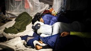 A Ter Apel, au Pays-Bas, près de 700 personnes dorment à même le sol depuis plusieurs jours, hors du centre d’enregistrement.
