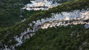 Dans le Vaucluse, les falaises de la Nesque sont percées de grottes.