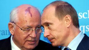 Mikhaïl Gorbatchev et Vladimir Poutine, en 2004.