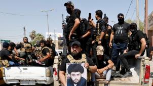 Des partisans armés de Moqtada al-Sadr quittent sur son ordre le centre de Bagdad le 30 août.