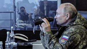 Le président russe a lui aussi adopté la tenue martiale pour observer les manoeuvres militaires Vostok-22 dans l’Est du pays.