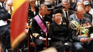 La reine Elizabeth II était présente lors des funérailles du roi Baudouin, le 7 août 1993. La Reine avait ainsi dérogé à la règle de ne pas se rendre aux funérailles d’un chef d’Etat.