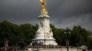 Depuis le décès d’Elizabeth II, des milliers de personnes se rendent à Buckingham Palace pour lui rendre hommage.