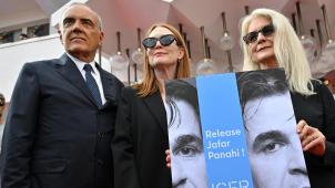 Alberto Barbera (directeur de la Mostra) Julianne Moore (présidente du jury) et la réalisatrice Sally Potter ont participé à la protestation silencieuse appelant à la libération de Jafar Panahi mais aussi d’autres personnalités emprisonnées à travers le monde.