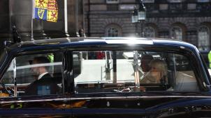 Le roi Charles III et la reine consort Camilla à leur arrivée au Parlement britannique.