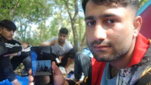 «Les talibans ont fait exploser ma voiture», explique, photo à l’appui, Abdulmanan, journaliste de 24 ans et ex-vedette du petit écran afghan.
