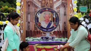 La présidence du Commonwealth n’est pas attribuée de facto à la couronne anglaise. Mais d’un commun accord, il y a quelques années, il a été décidé que son chef, au décès de la Reine, serait Charles III.
