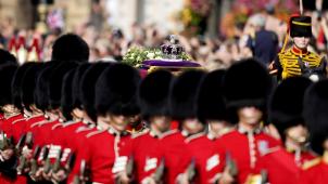 Sur le cercueil repose la couronne impériale d’État que la Souveraine portait une fois par an lors de l’ouverture solennelle de la session du Parlement.