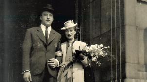 Un document rarissime montrant des mariés portant l’étoile jaune en Belgique. Ici, les époux Rosa Bialek et Abraham Keuch devant l’hôtel de ville de Charleroi en 1942. Ils disparaîtront à Auschwitz quelques jours après leur union.