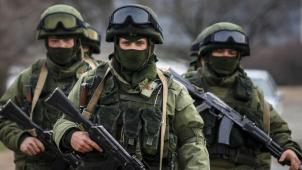 Une attaque hybride... visible: en 2014, des «petits hommes verts», soit des forces armées irrégulières, sans uniforme, sont envoyés par le Kremlin en Crimée pour préparer le terrain à la saisie de ce territoire ukrainien.