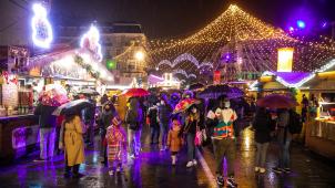 Dans les grandes villes comme ici à Bruxelles, le marché de Noël est une attraction touristique.