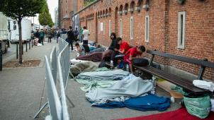 La Belgique est contrainte de laisser des hommes isolés, et donc désormais aussi des adolescents, à la rue.