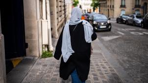 L’arrêt de la Cour de justice de l’Union européenne concerne un litige opposant une femme de religion musulmane portant le foulard islamique et une société gérant des logements sociaux.