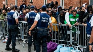 A Bruxelles, les files des demandeurs d’asile s’allongent devant le Petit Château.
