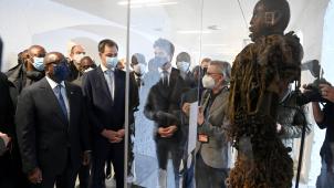 Le Premier ministre belge, Alexander De Croo, et son homologue congolais Jean-Michel Sama Lukonde, en février dernier à l’AfricaMuseum dans le cadre de la restitution d’œuvres d’art au Congo.