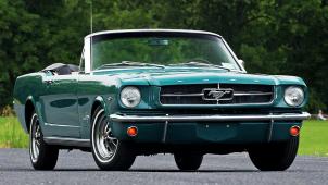 Les deux modèles de la Ford Mustang sortis en 1964, cabriolet et coupé, équipé d’un 6 cylindres en ligne.