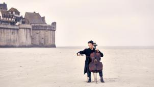 Le violoncelliste tient à «aller vers les gens, jouer dans des lieux inédits, pour des gens qui ne reçoivent pas normalement la musique».