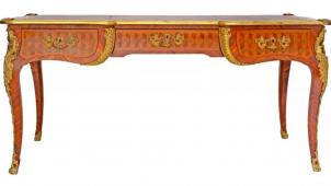 Bureau plat double face en placage de bois précieux et bronzes dorés de style Louis XV (XXe), vendu 550€ chez Millon Belgique en juin dernier.