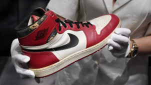 Une paire de Nike Air Jordan portées par le légendaire basketteur américain Michael Jordan avait déjà été mise en vente chez Christie’s en juin 2021.