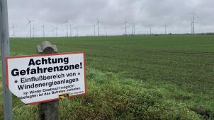«Attention zone de danger! Zone d’influence des éoliennes. En hiver, possibilité de chute de glace!» On dénombre 56 éoliennes à Feldheim, qui produisent 1.500 fois plus de courant que n’en consomme la commune.