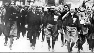 La Marche sur Rome fait basculer la démocratie italienne vers la dictature. Le coup de bluff de Benito Mussolini l’a propulsé au pouvoir jusqu’en 1943, année où il a été destitué par le Grand Conseil du fascisme.