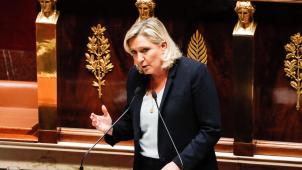 Marine Le Pen a finalement décidé ce lundi d’unir les voix de l’extrême droite à celles de l’alliance de gauche (Nupes) pour voter la censure du gouvernement.