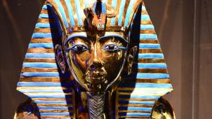 Le masque de Toutankhamon, jeune pharaon de la XVIIIe dynastie mort vers 1327 av JC à l’âge de dix-huit ans. Il est le fils d’Akhenaton et de la propre sœur de ce dernier nommée Young Lady par les égyptologues.
