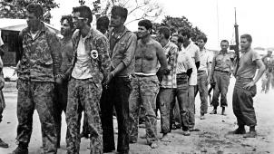 En 1961, le débarquement anticastriste dans la baie des Cochons est un échec. Les activistes étaient attendus de pied ferme par les soldats de Castro, qui en fera grande publicité! C’est la fin de l’ère Dulles.