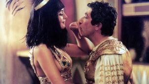 Monica Belluci et Alain Chabat dans les rôles cultes de Cléopâtre et César.