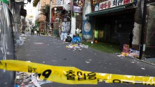 Un cordon de sécurité et des détritus: un lendemain de veille surréaliste dans le quartier d’Itaewon, où s’est déroulé le drame.