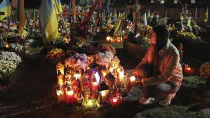 En ce jour de la Toussaint, les tombes des soldats ukrainiens ont été illuminées de bougies, comme ici dans le cimetière de Lviv, à l’ouest.