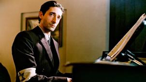 Dans le film de Roman Polanski, Adrien Brody incarne le pianiste juif Wladyslaw Szpilman.