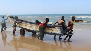 A Kayar, petite ville côtière à 60 kilomètres de Dakar, les pirogues ont, depuis plusieurs années, une autre fonction que celle de la pêche: emmener les Sénégalais et les migrants des pays voisins vers l’Espagne.