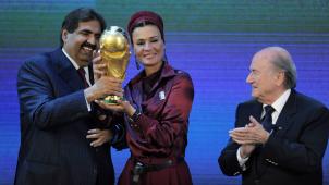 L’émir du Qatar (à gauche) Hamad ben Khalifa al-Thani et son épouse Mozah Bint Nasser al-Missned (au centre) avec Joseph Blatter (à droite) lors de la sélection du Qatar en décembre 2010.
