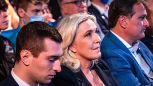 Marine Le Pen entourée de Jordan Bardella et Louis Aliot, les deux prétendants à la présidence du RN.