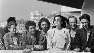 Claude Lelouch (2e à g.) lors du 39e Festival de Cannes en 1986, avec de g. à d. Marie-Sophie Pochat, Francis Lai, Anouk Aimée, Jean-Louis Trintignant et Richard Berry.