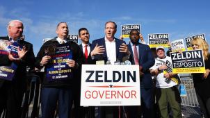 Lee Zeldin, 42 ans, originaire de Long Island et représentant de son district à la chambre basse du Congrès depuis 2015, a fait campagne en suivant le manuel du parfait trumpiste, faisant de l’insécurité galopante un thème central.