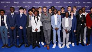 À l’avant-première, David Beckham a posé avec tous les jeunes footballeurs qu’il a pu coacher. Un grand moment!