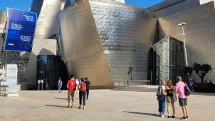 De l’extérieur, l’architecture de Gehry brille toujours de tous ses feux sous le soleil de Bilbao et s’affirme, après vingt-cinq ans, comme la plus belle réussite de l’architecte.