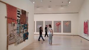 Dans une lumière douce et chaleureuse, les visiteurs déambulent entre les œuvres de Twombly, Basquiat, etc.