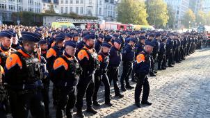 Des agents en nombre, devant le palais de Justice de Bruxelles, ont rendu hommage à leur collègue.