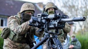 Des soldats ukrainiens s’entraînant avec des armes européennes en Angleterre, le 9 novembre dernier.