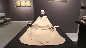 Intemporelle et zen dans l’effervescence mondiale, une sculpture en terre cuite du français Georges Lucien Jeanclos (galerie Capazza).